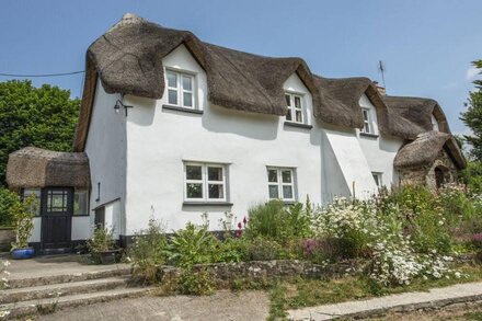 THE LONG HOUSE, family friendly, with open fire in Sheepwash