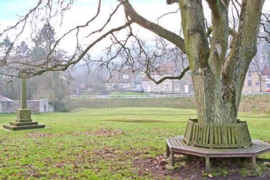 BROOKLEIGH, Pet Friendly, Character Holiday Cottage In Hutton-Le-Hole