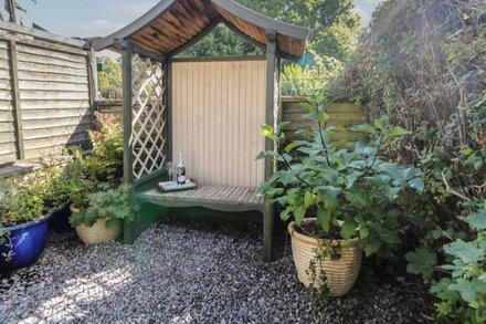 CLEMATIS COTTAGE, family friendly, with a garden in Baslow