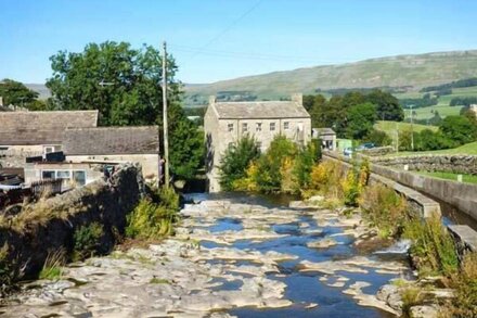 HILLSIDE VIEW, pet friendly, with open fire in Hawes