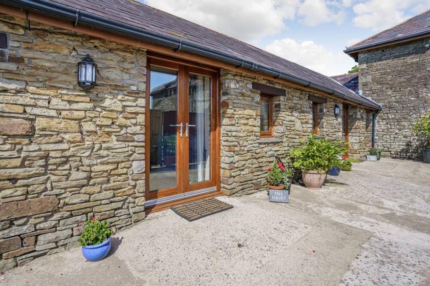 THE DAIRY, pet friendly, character holiday cottage in Llanmorlais