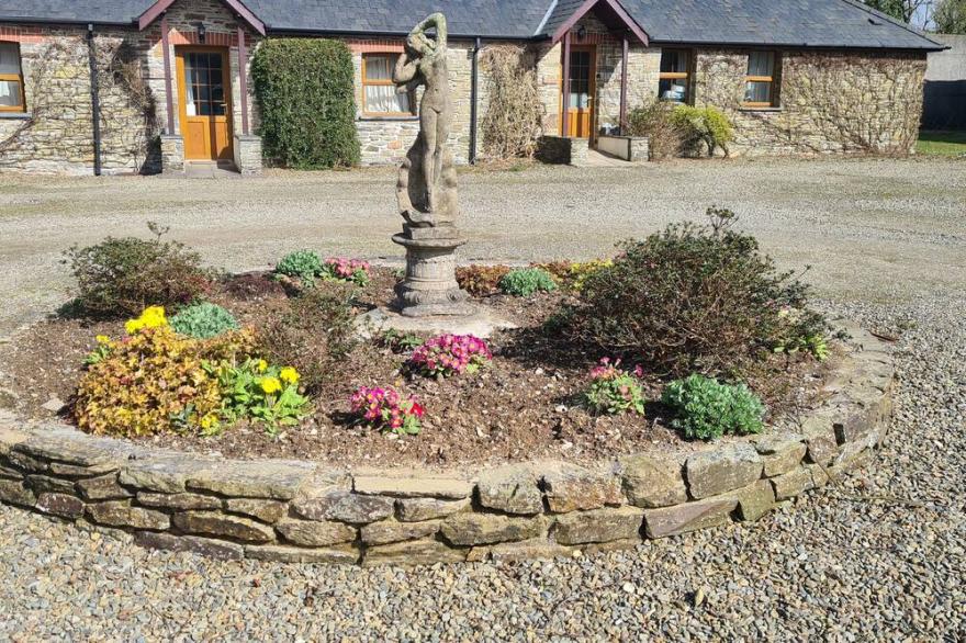 SWALLOW COTTAGE, Pet Friendly, Character Holiday Cottage In Llanboidy