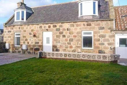 COASTAL COTTAGE, pet friendly, with a garden in Fraserburgh