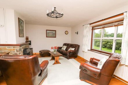 HOLLY FARM COTTAGE, family friendly, country holiday cottage in Howey