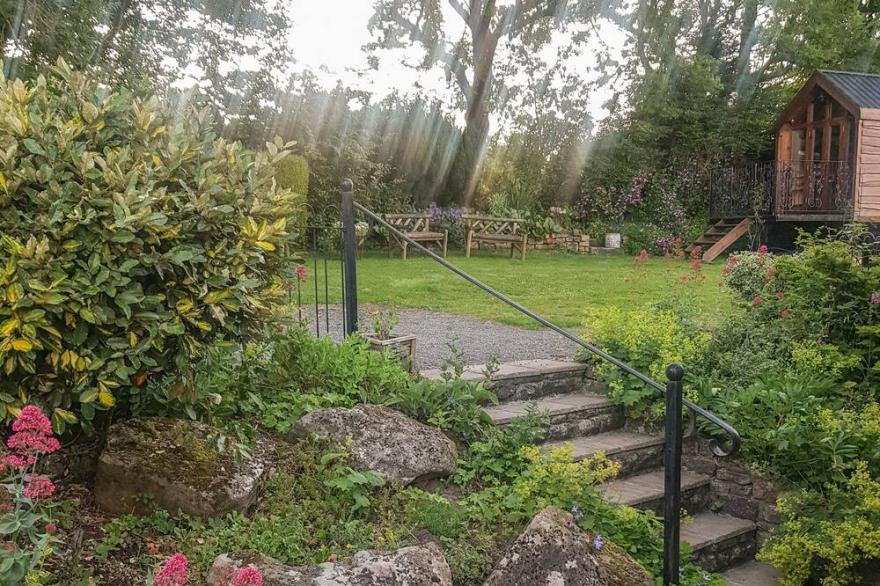 RAMBLER'S COTTAGE, pet friendly, with a garden in Matlock