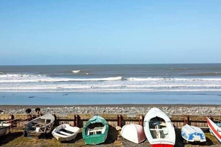 TRYSOR Y MOR, family friendly, country holiday cottage in Borth