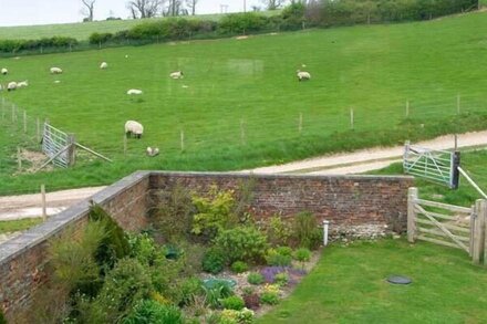 SHEPHERD'S HUT, pet friendly, with open fire in Milborne St Andrew