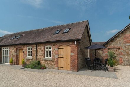 SWALLOWS COTTAGE, family friendly, luxury holiday cottage in Harley