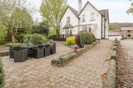 THE MILL HOUSE, pet friendly, character holiday cottage in Carrog