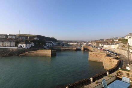 HAVEN, family friendly, country holiday cottage in Porthleven