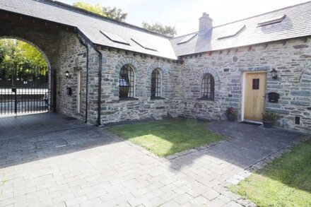 3 BYTHYNNOD YR ARAN, pet friendly, character holiday cottage in Bala