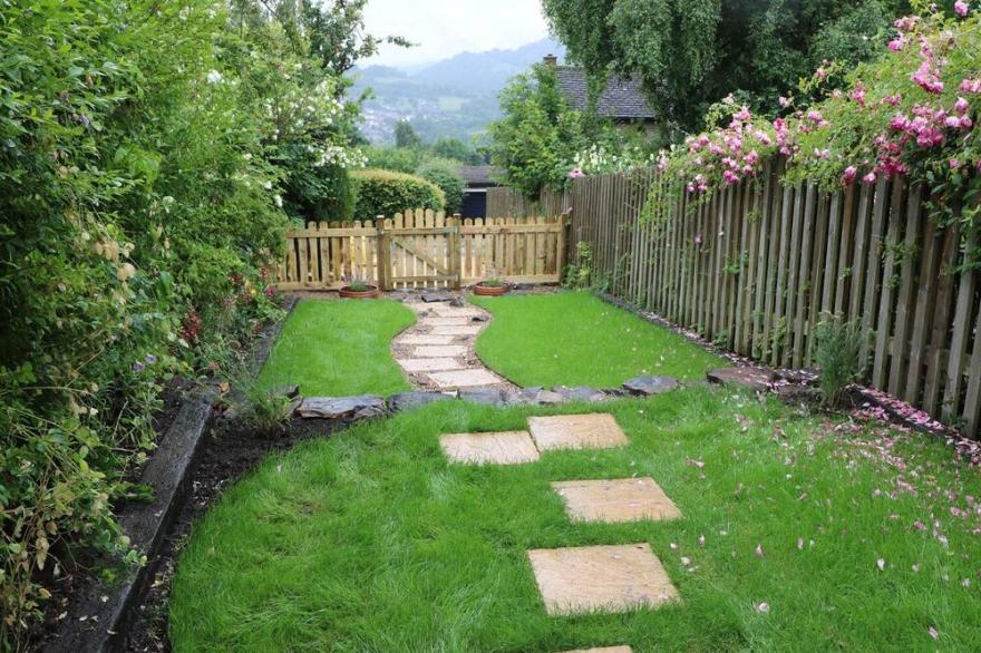 RIBER VIEW, Pet Friendly, Character Holiday Cottage In Matlock