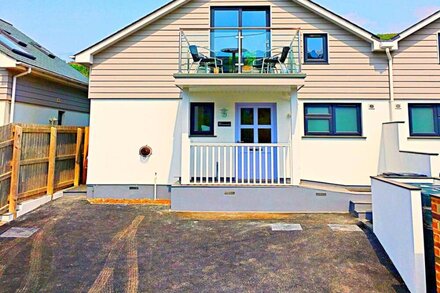 3 The Navigators Sleeps 4 (2 Bedrooms) Only 100 meters from the beach