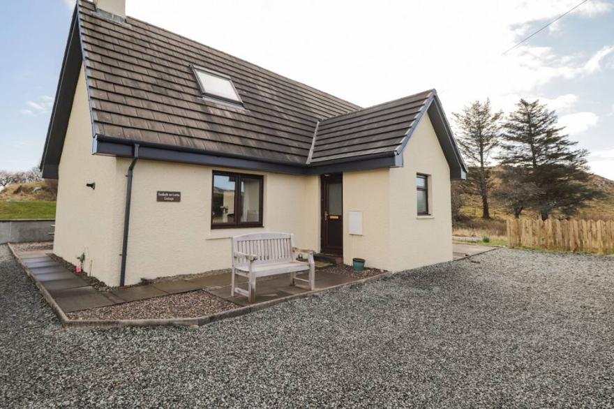 SEALLADH AN LOCHA COTTAGE, family friendly, with a garden in Portree