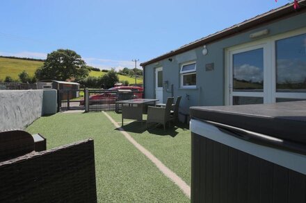 MEADOW VIEW, pet friendly, with hot tub in Laugharne