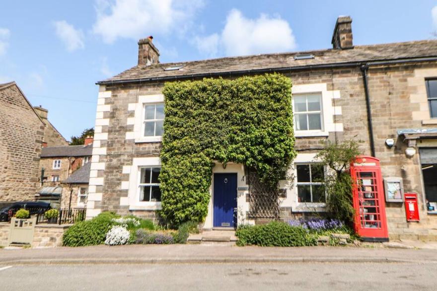 MILLWARD HOUSE, pet friendly, character holiday cottage in Longnor