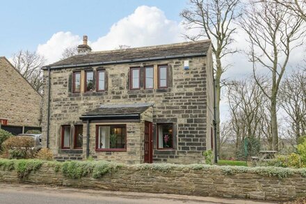 BUTTS COTTAGE, character holiday cottage in Farnley Tyas