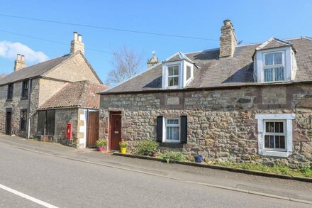 KIRKGATE COTTAGE, pet friendly, with open fire in Chirnside