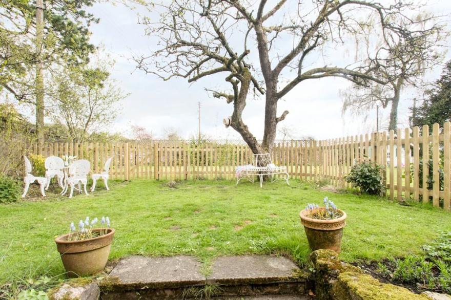 THE COACH HOUSE, pet friendly, character holiday cottage in Knowbury