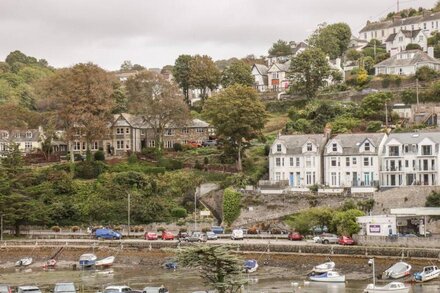 THE CREEKSIDE, family friendly, luxury holiday cottage in Looe