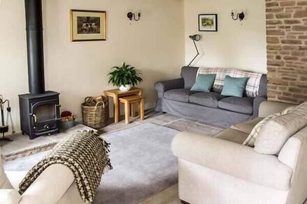 GANAREW COTTAGE, pet friendly in Whitchurch, Herefordshire