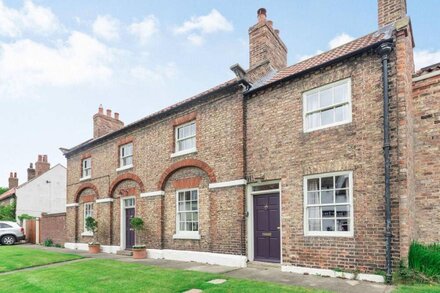 CHAPEL COTTAGE, pet friendly, with open fire in Stillington