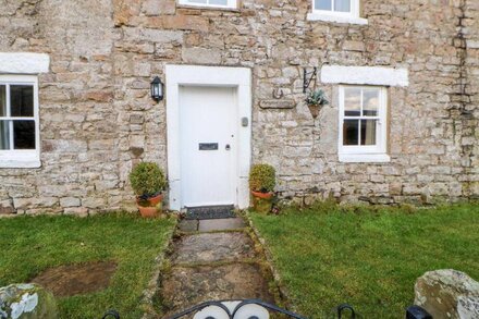 PURSGLOVE COTTAGE, pet friendly, character holiday cottage in Low Row