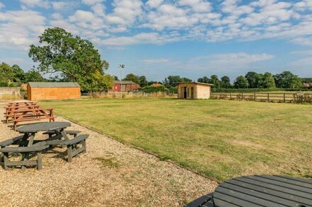 THE BLUE BELL, pet friendly, country holiday cottage in Burton Agnes