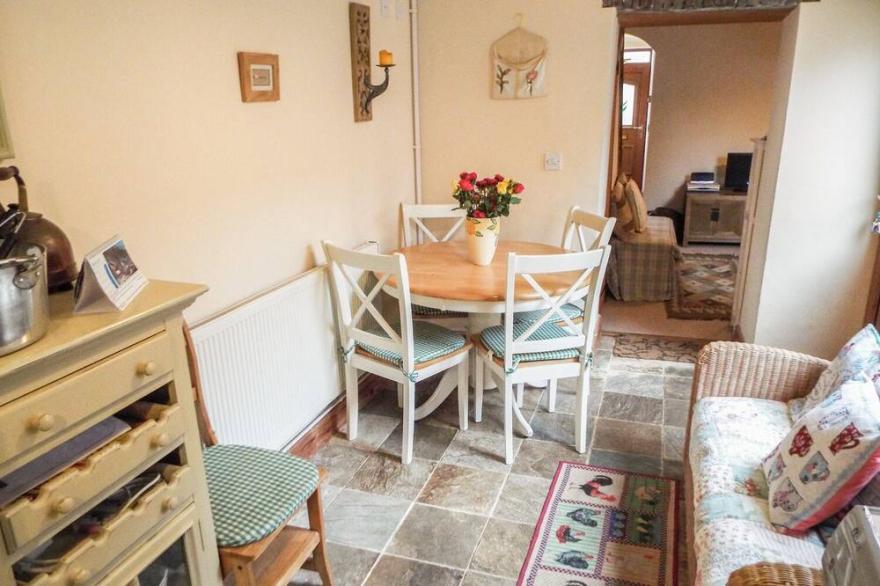 LOTHLORIEN COTTAGE, pet friendly, with a garden in Cwmgors