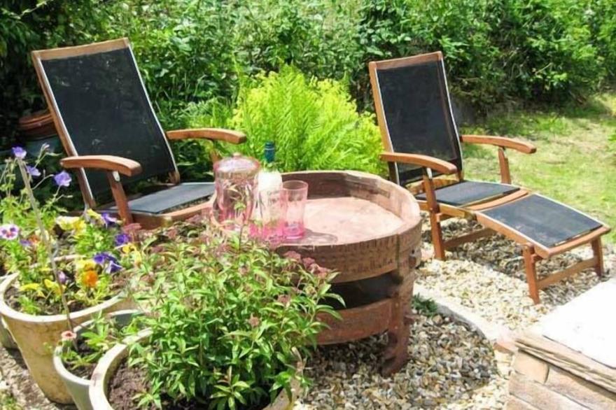 LOTHLORIEN COTTAGE, Pet Friendly, With A Garden In Cwmgors