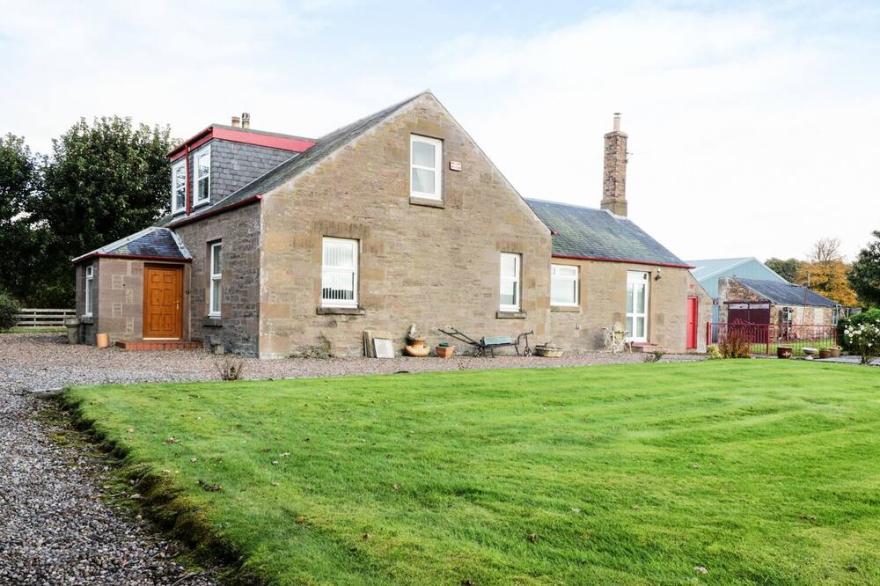 MEADOWSIDE FARM, Family Friendly, With Open Fire In Coupar Angus
