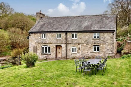 THE BIRCHES, family friendly, character holiday cottage in Hay-On-Wye