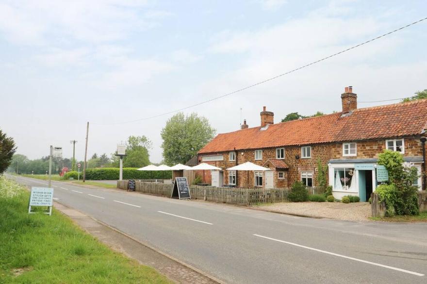 HAYFIELDS, pet friendly, character holiday cottage in Grimston