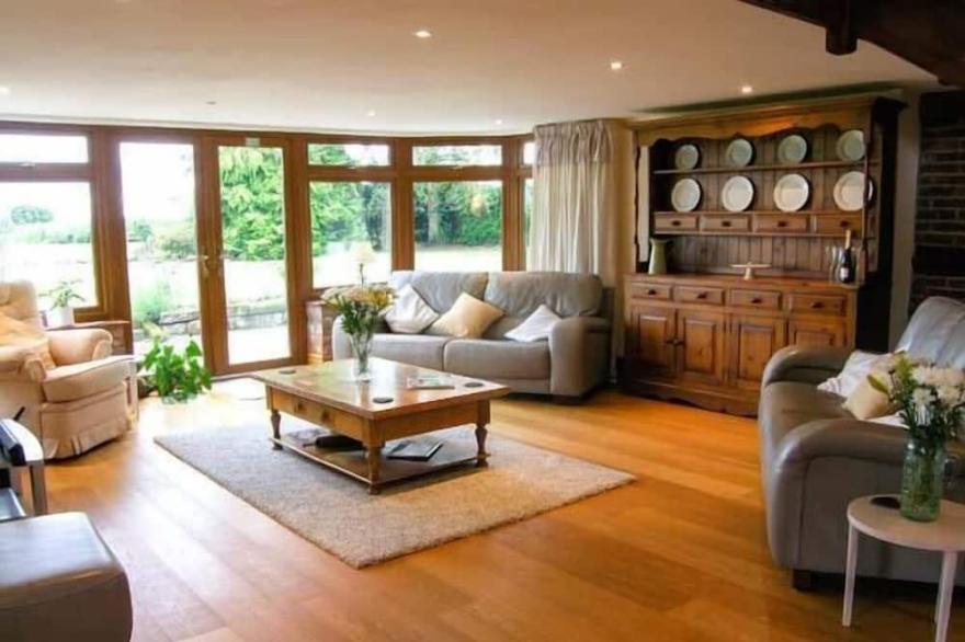 LAKE VIEW COTTAGE, family friendly, with a garden in Market Drayton