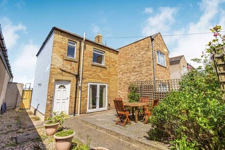 2 BAY VIEW, pet friendly, country holiday cottage in Amble