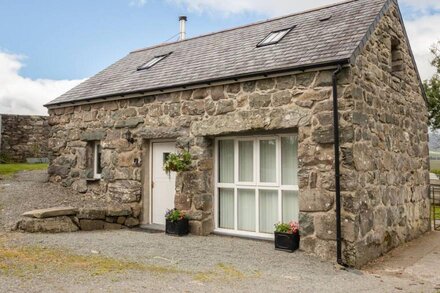 HENDRE COTTAGE, family friendly, with open fire in Trawsfynydd