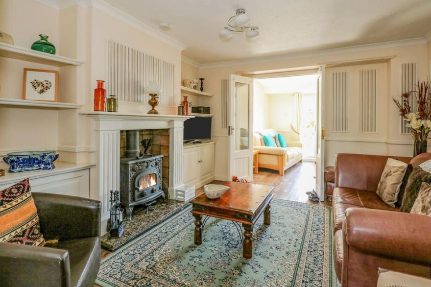 CAMERON'S COTTAGE, pet friendly, with open fire in Swaffham