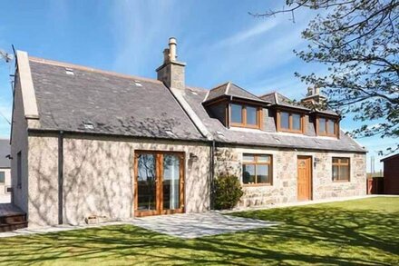 SCHOOLHILL CROFT, family friendly, character holiday cottage in Ellon