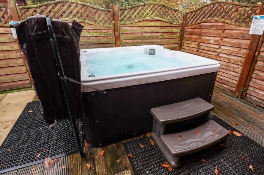 THE ROE, Pet Friendly, With Hot Tub In St Asaph
