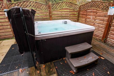 THE ROE, pet friendly, with hot tub in St Asaph