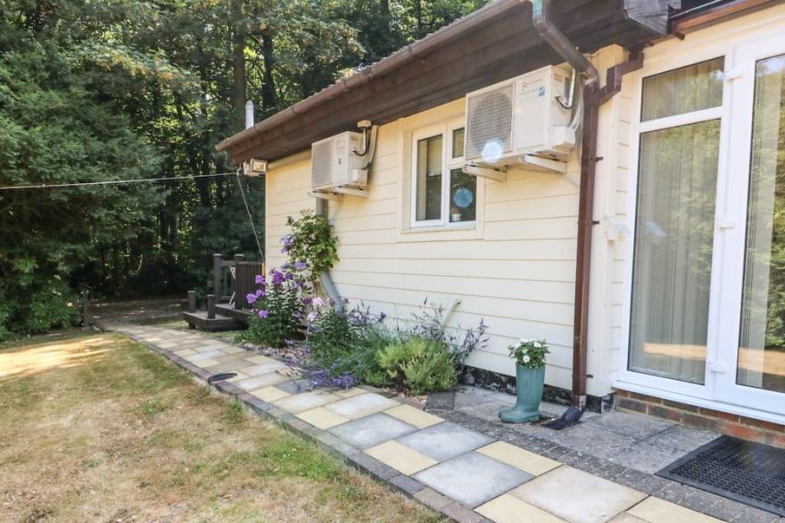 BADGER VIEW, romantic, luxury holiday cottage in Culverstone Green