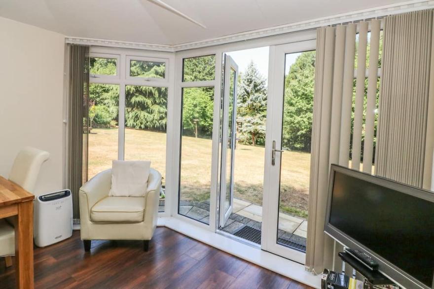 BADGER VIEW, romantic, luxury holiday cottage in Culverstone Green