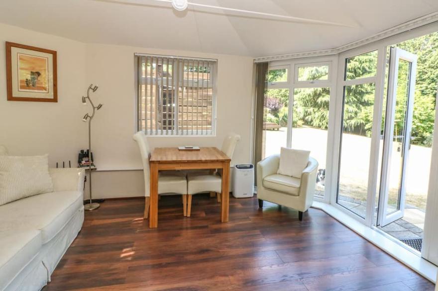 BADGER VIEW, romantic, luxury holiday cottage in Culverstone Green
