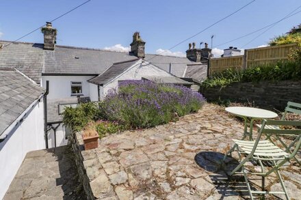 7 IVY TERRACE, family friendly, with a garden in Borth-Y-Gest