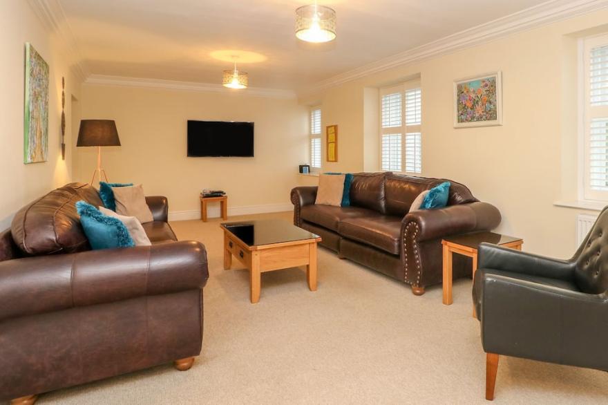 11 EAGLE PARADE, Family Friendly, Luxury Holiday Cottage In Buxton