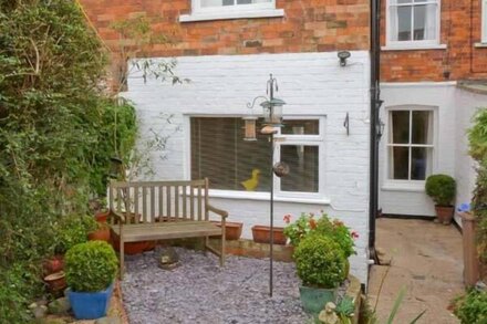 ELIZABETH HOUSE, pet friendly, character holiday cottage in Hornsea