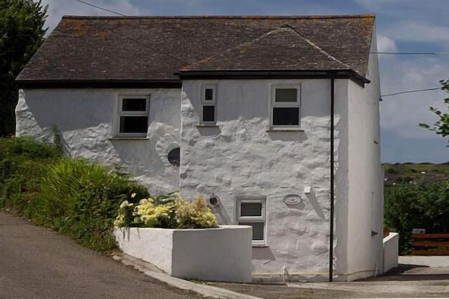 GODREVY COTTAGE, family friendly, with hot tub in Hayle