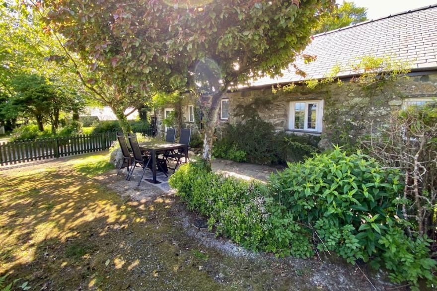 HENDY COTTAGE, pet friendly, character holiday cottage in Chwilog