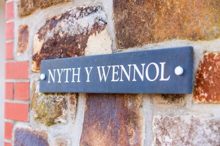 NYTH Y WENNOL, family friendly, character holiday cottage in Abersoch