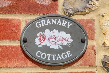 THE GRANARY COTTAGE, family friendly, with a garden in Gayton